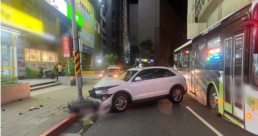 張男精神不濟開車上路，自撞電線桿釀禍，車頭全毀讓他嚇傻。（圖／警方提供）