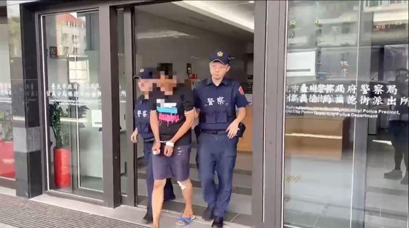 柯男（中）酒後大鬧街頭，拿著菜刀隨機揮砍機車騎士。（翻攝畫面）