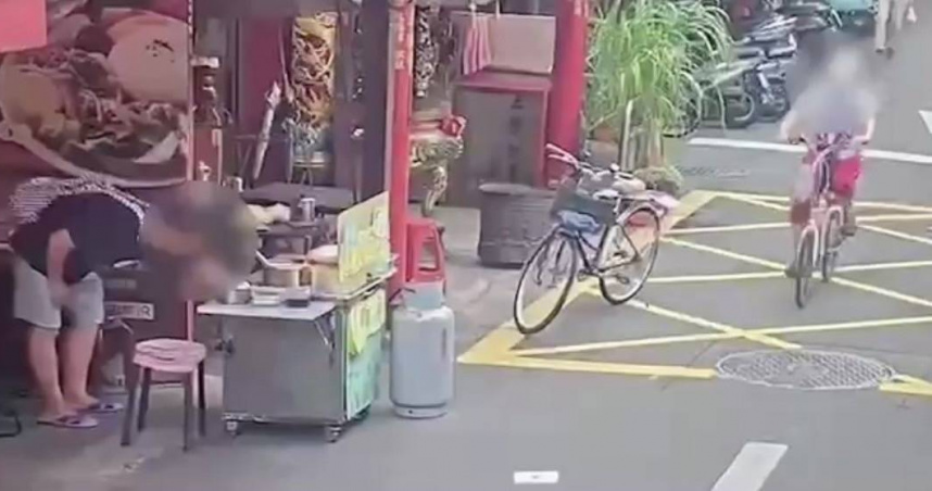 許姓男子日前想喝酒，路過麵攤見無人看管，竟直接下手行竊。（圖／翻攝畫面）