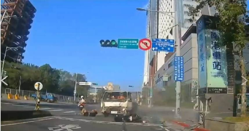 北市南港市民大道八段9日下午發生一起車禍事故，一輛小貨車未保持安全距離失控打滑，後方機車閃避不及再撞上。(圖／翻攝畫面)