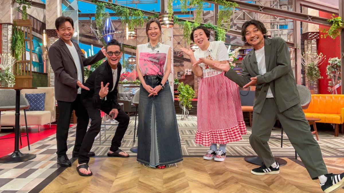 中山美穗（中）睽違5年上東京小子節目，粉絲松岡昌宏（左二）多次緊張到不敢直視她。（翻攝自富士電視台）
