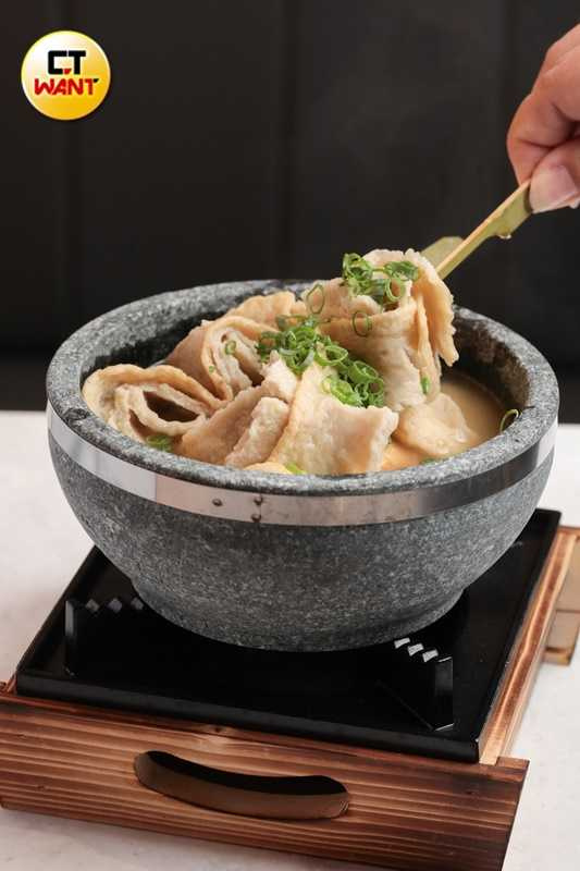 店內副食也提供韓國街頭常見的小吃「韓式魚糕湯」。（199元，圖／林士傑攝）