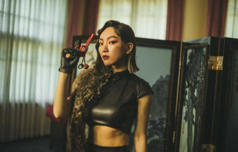 MV延續歌曲主題，閻奕格化身愛情特務，一一擊殺所有不滿格的追求者。（圖／華研提供）  