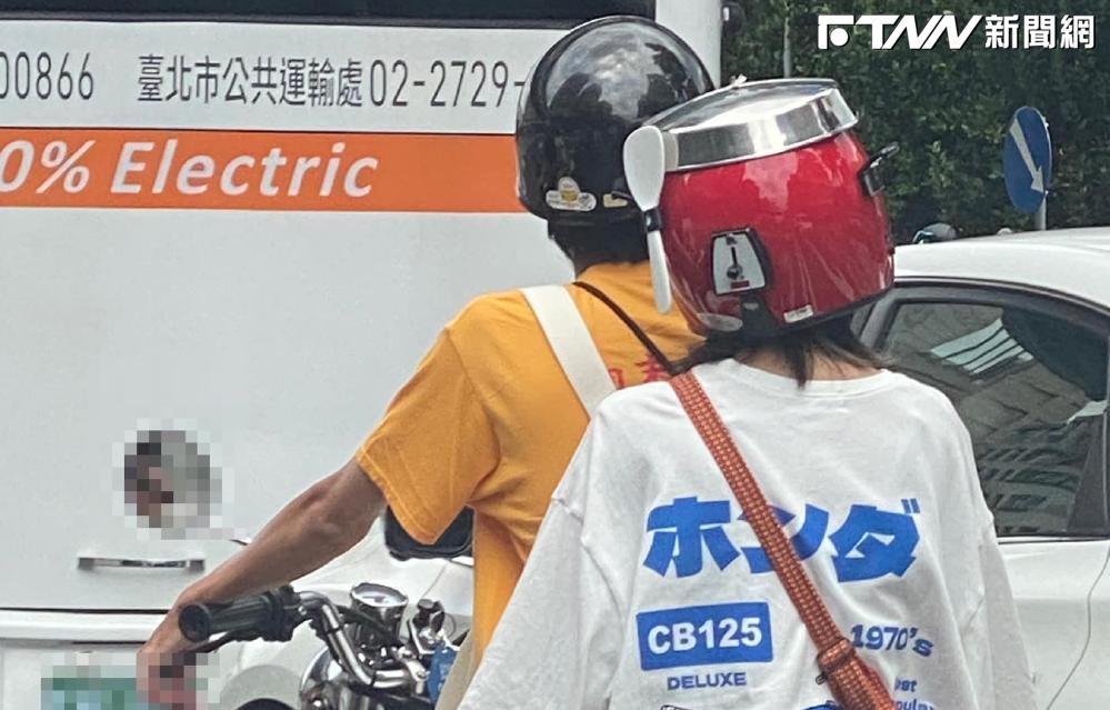 坐在擋車後座的女性，頭上竟戴著一頂「大同電鍋安全帽」。（圖／「Joel來談日本」臉書）