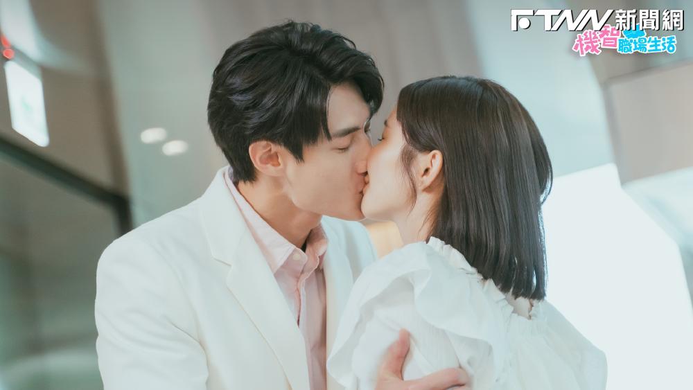 《機智職場生活》黃柏峰為女友馮容潔，策劃了1場浪漫求婚。（圖／LINE TV、TVBS提供）