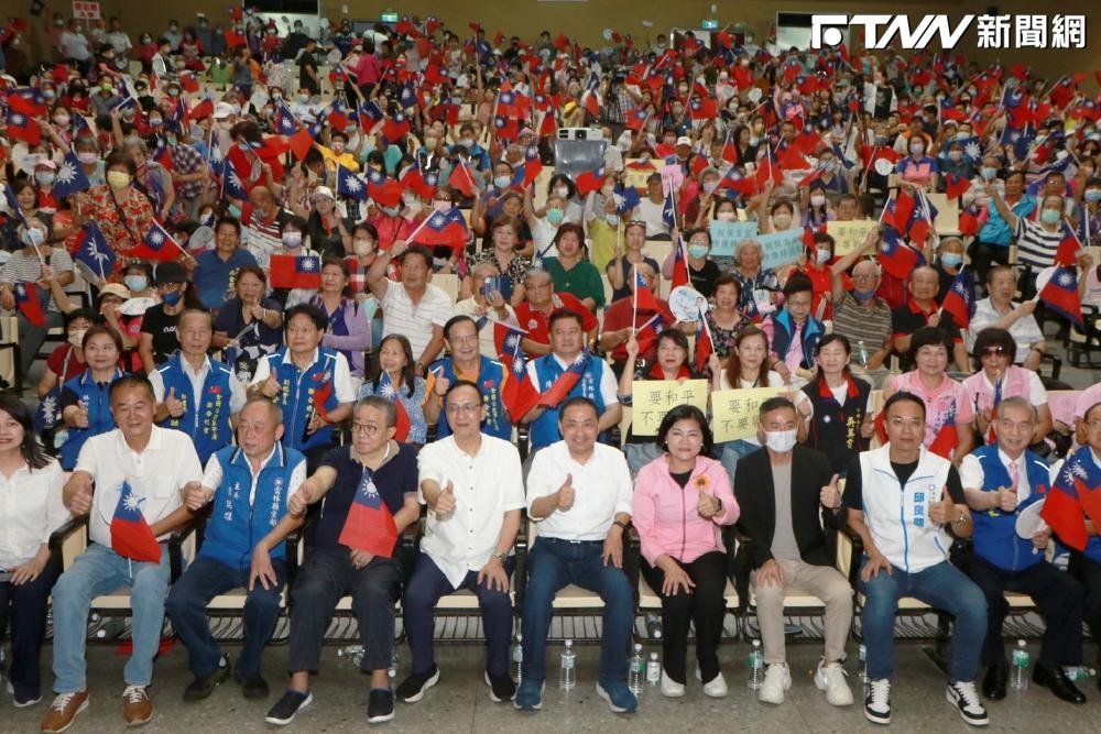 國民黨總統參選人侯友宜今（27）日再度走訪雲林拜票，當天也到雲林縣前縣長張榮味家中拜會餐敘，侯在雲林造勢會中時也重申「調高老農津貼至8000元、每年一物價指數調整」與「水利會還給農民」政見。