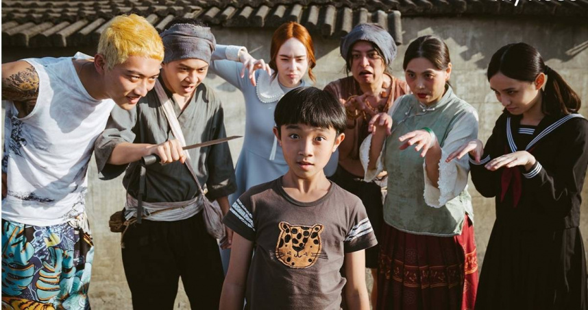 《百味小廚神》 阮柏皓（中）飾演「通靈金孫」翰旻。（圖／MyVideo）