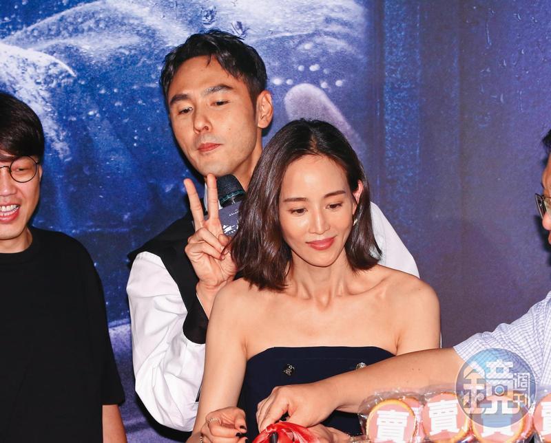 張鈞甯（右）一通電話就成功撂來阮經天（左）合演。首映會上，身旁的小天趁機來亂，很皮喔～（捏臉頰）