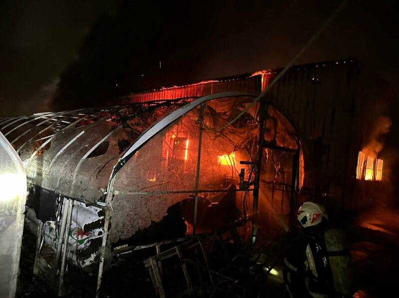 桃園消防局共派75名消防人員及義消救援，經歷4小時成功撲滅。（圖／翻攝畫面）
