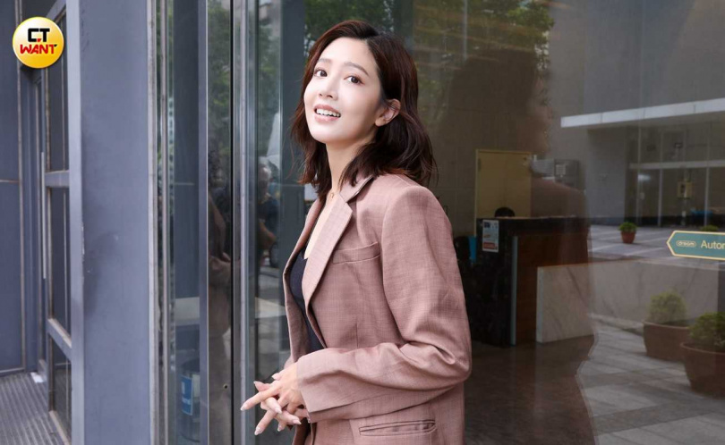 被朋友說「舉手投足不女生」，黃薇渟努力減少自己的男友力。（圖／趙文彬攝）