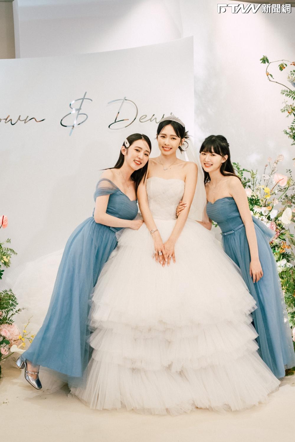 簡廷芮和姐姐簡婕（圖左）、妹妹簡廷倪「簡家3姐妹合體」。 （圖／The Stage 美式婚禮婚紗攝影團隊提供）