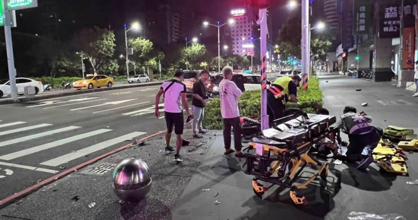 19歲空軍士兵載男大學生「未兩段左轉」，客車直撞2人噴飛1人命危。（圖／翻攝畫面）