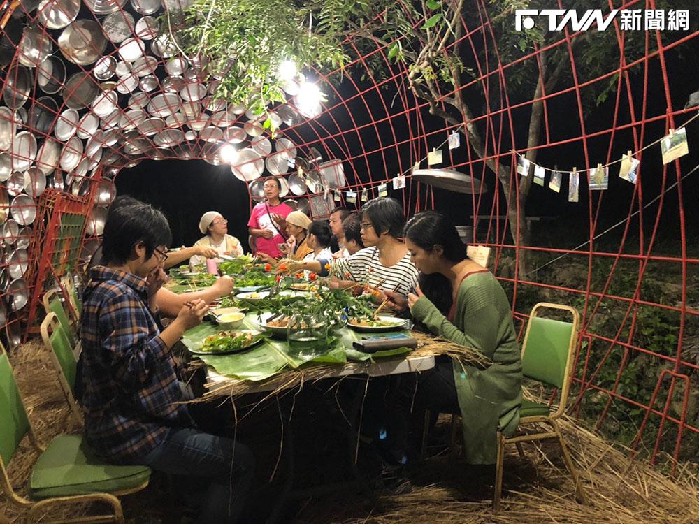 信義房屋社區一家計畫支持高雄果然紅工作室舉辦小地藝術日，讓美濃土地長出藝術。