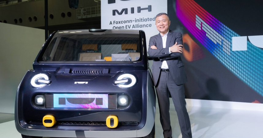 MIH聯盟執行長鄭顯聰於Japan Mobility Show正式發布Project X三人座概念車。（圖／MIH提供）