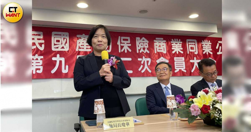 保險局長施瓊華（左）表示，今年壽險業受到傳統避險成本超過4％導致獲利減少，但在新台幣貶值的匯兌利益則有投資獲利表現。圖為2023年8月產險公會會員大會，中為產險公會理事長、泰安產險董座李松季。（圖／李蕙璇攝）