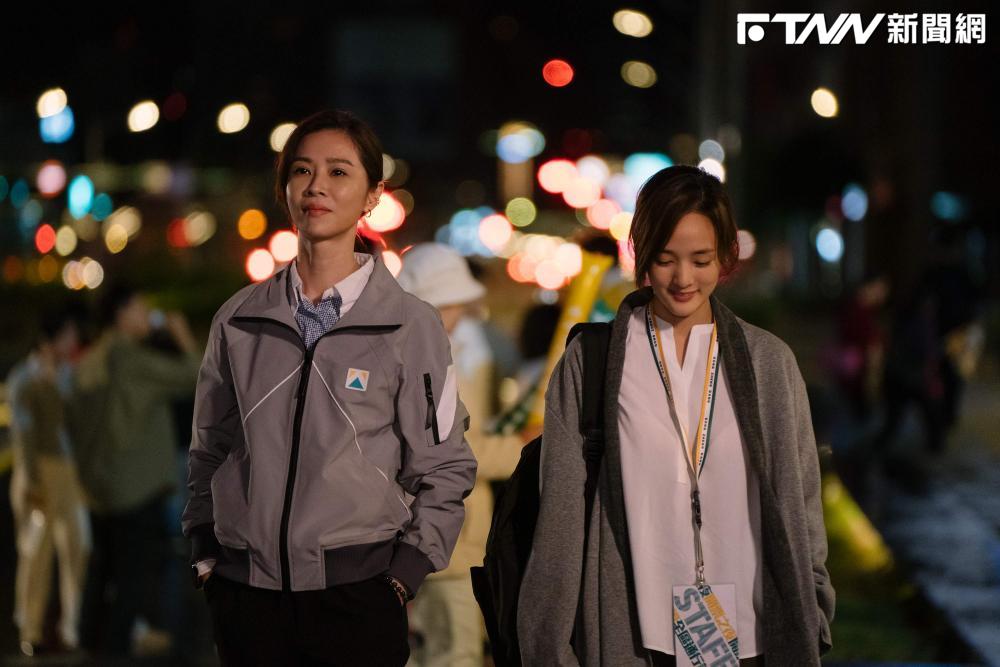 《人選》謝盈萱（圖左）、王淨詮釋公正黨文宣部主管與菜鳥，演出深獲各界好評。 ​​​​​​​（圖／公視提供）
