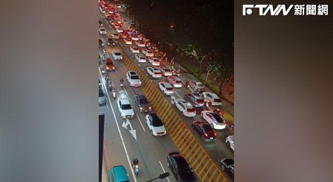 高雄輕軌相關工程造成附近大順路、明誠路一帶的下班車潮更加壅塞。（圖／翻攝自PTT）