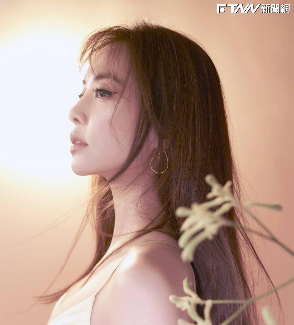 Jolin說：「這首歌寫下對愛很渴望，又有點遺憾無法在當下說出想說的話。」（圖／華納音樂提供）