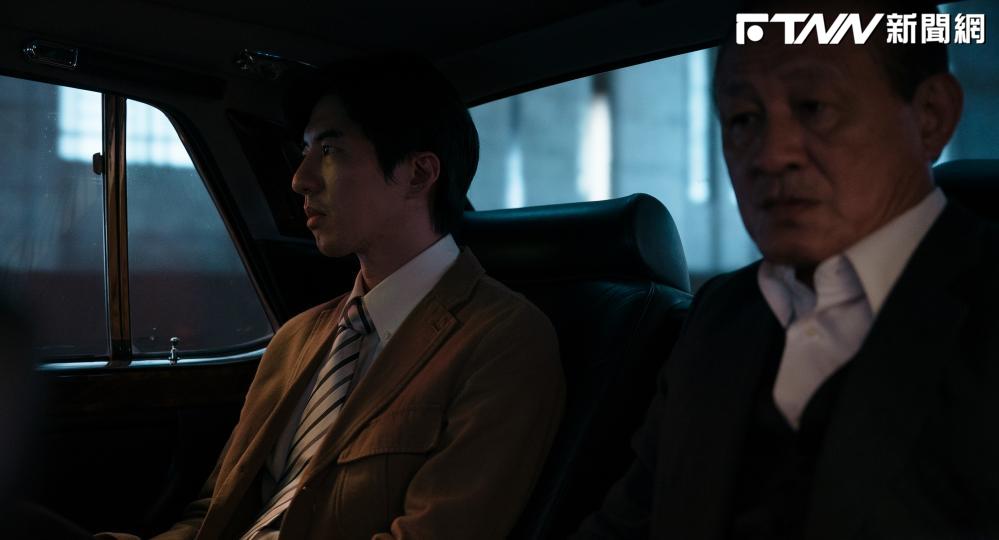 傅孟柏（圖左）客串電影《老狐狸》。（圖／華映娛樂提供）