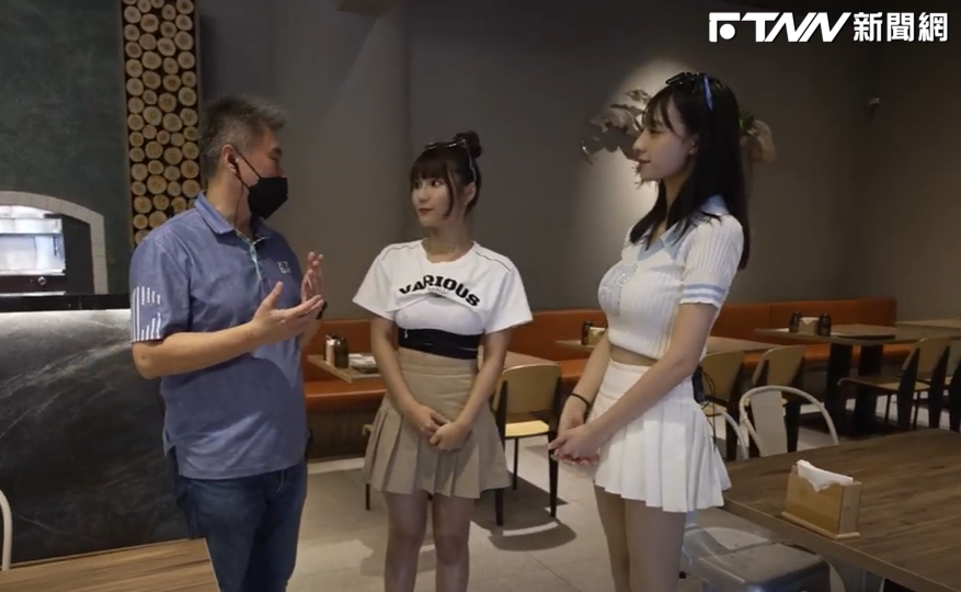 琳妲及嘎琳正認真學習待客技巧。（圖／FTNN 新聞網　YT）