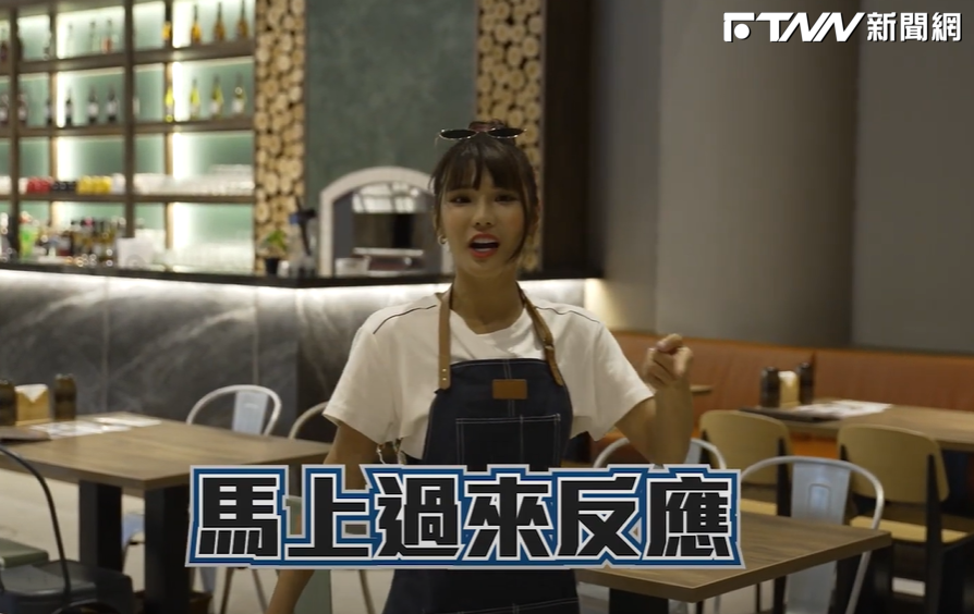 琳妲被化身奧客的嘎琳為難，趕忙跑去跟襄理求救。（圖／FTNN 新聞網　YT）