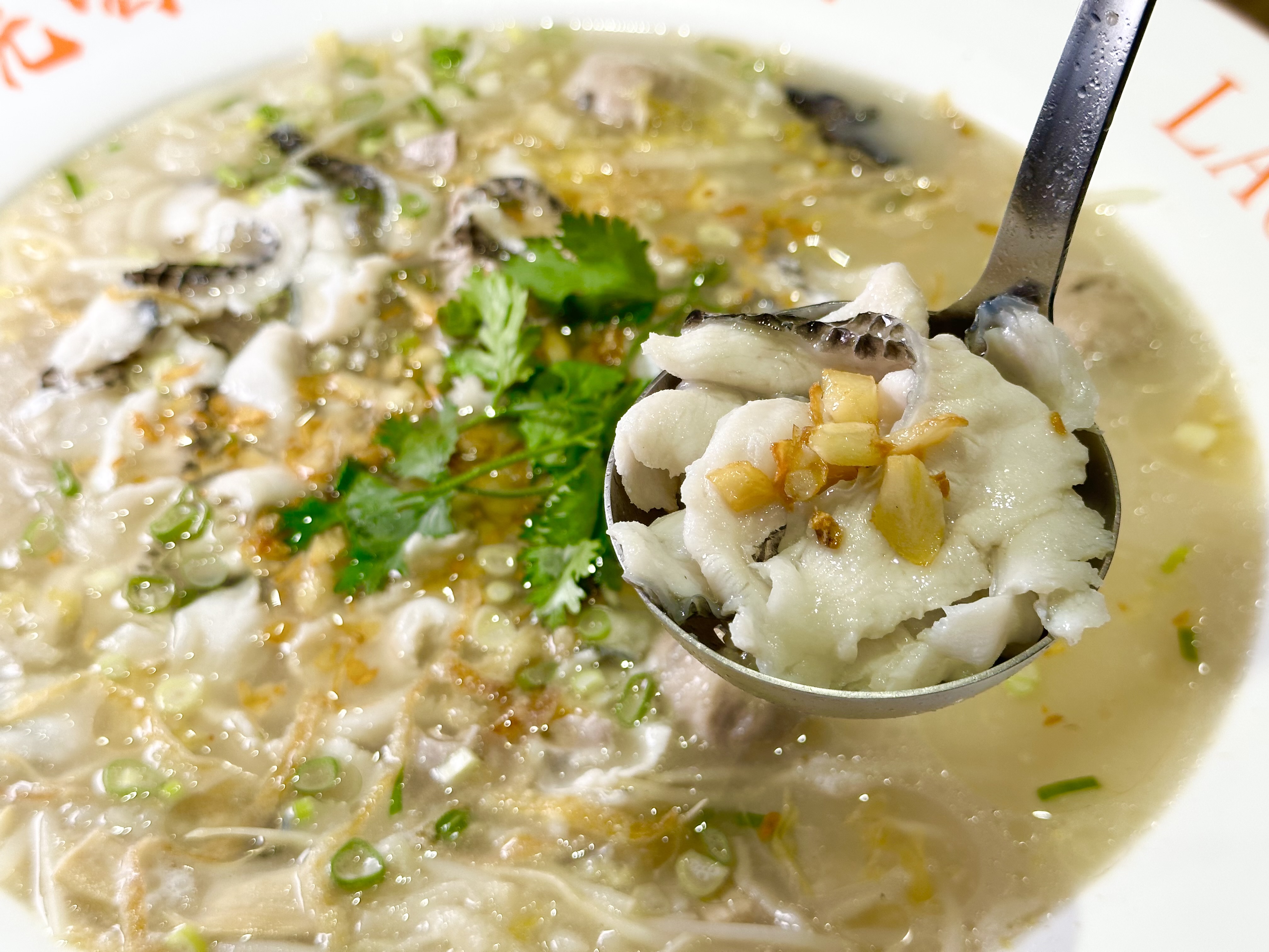 「白湯酸菜魚」以酸、甜、麻的滋味為主，適合不敢吃辣的人。（818元／份）