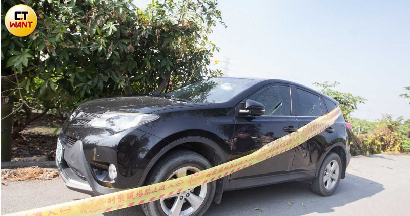 賴男在痛下殺手前，甚至還先持刀怒砍鄭女的轎車，車窗上可見清晰西瓜刀砍痕，一旁車身也被踹出凹洞，上面腳印清晰可見。（圖／黃威彬攝）