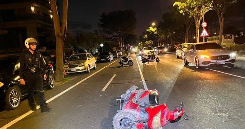 吳男任意穿越車道，導致後方機車騎士反應不及直接撞上，釀2人受傷送醫。（圖／翻攝畫面）