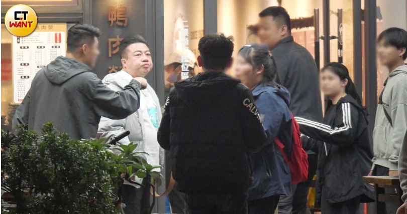董至成與工作人員等一行人共進晚餐，結束一天的行程。（圖／本刊攝影組）