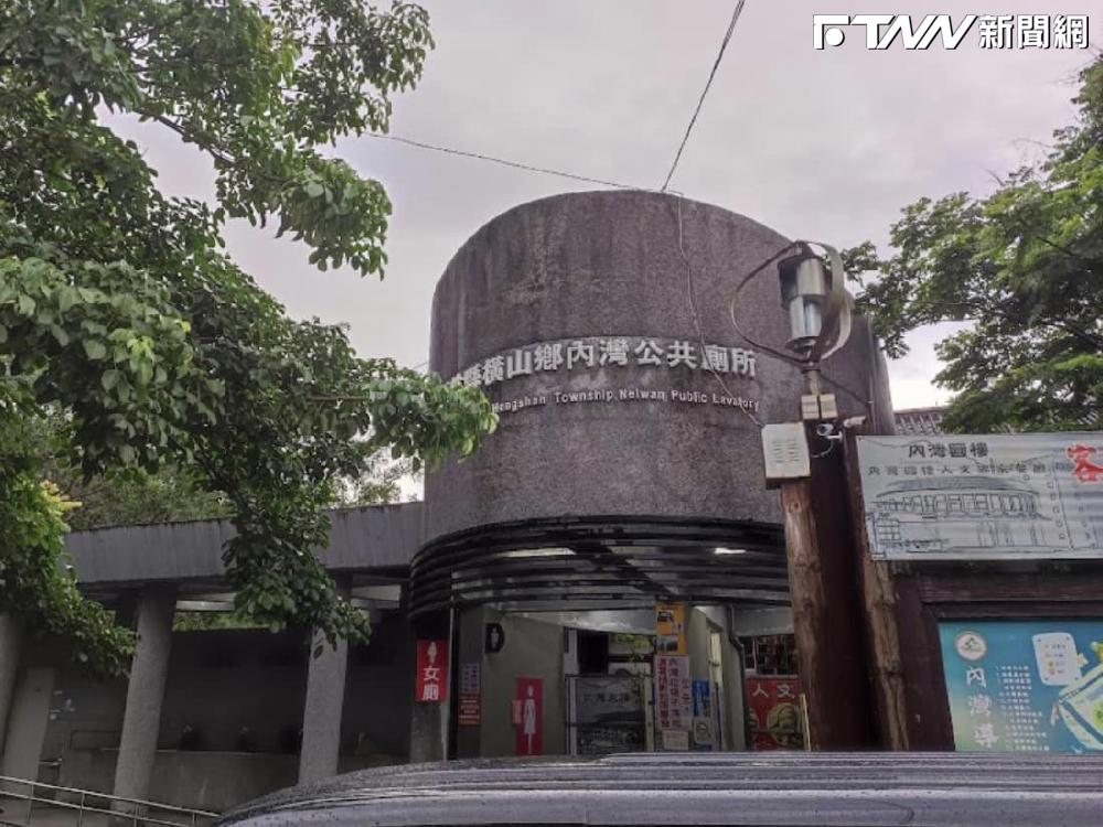 內灣老街女廁驚傳偷窺狼，對方躲隔壁間趴地偷看畫面曝。（圖／臉書社團「爆料公社官方專屬」）