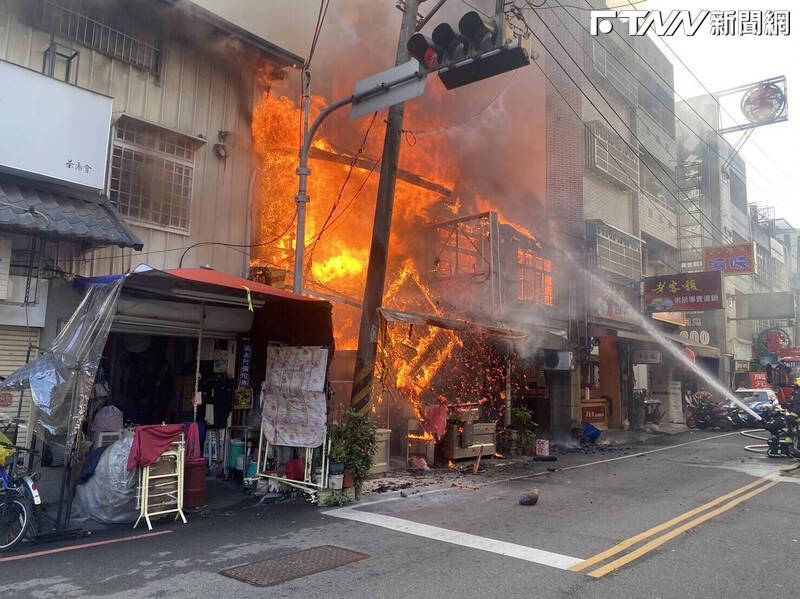 台中廟東商圈傳大火，3民宅猛火狂燒超駭人。（圖／翻攝畫面）