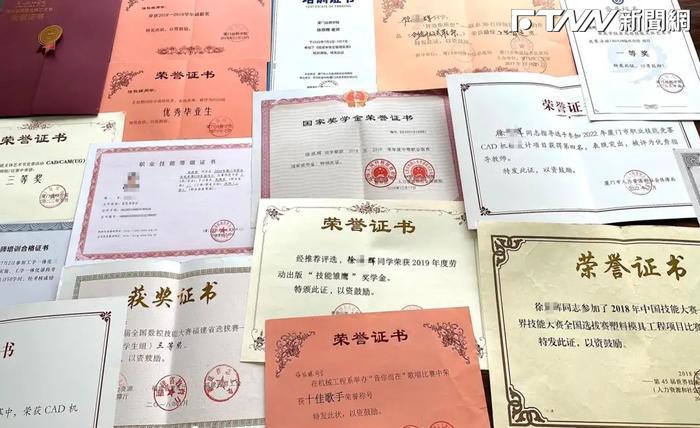 徐男生前曾獲多張榮譽證書。（圖／翻攝自瀟湘晨報）