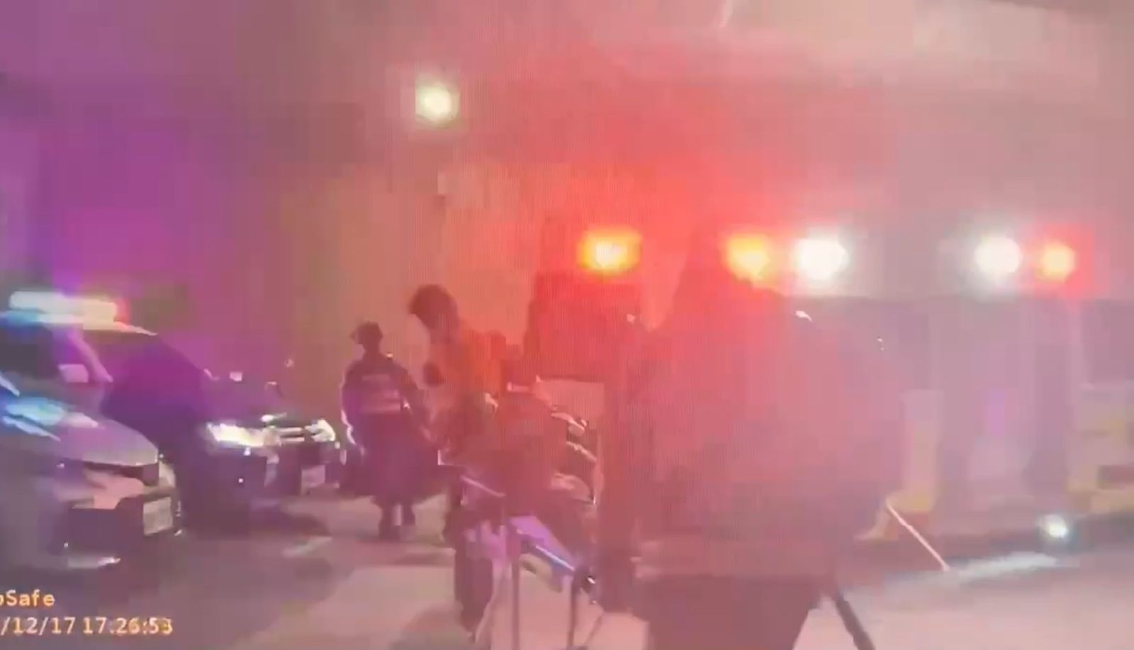 張男多次被打倒在地，經民眾報案後，送醫救治。（翻攝畫面）