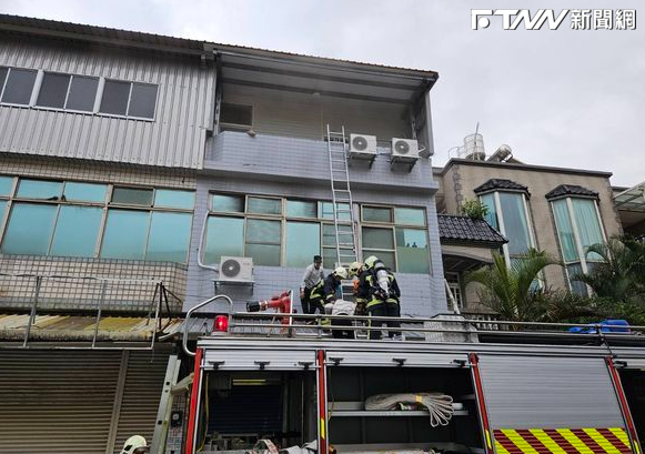 新工分隊長游尚樺救出4位民眾後，再度入內搜救時，在樓梯間被濃煙嗆傷昏倒，送醫搶救後不治身亡。（圖／翻攝畫面）