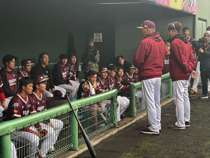 中華職棒樂天桃猿隊（圖）赴日本宮崎進行交流賽，24日雖然以4比11不敵日職軟銀鷹隊，不過25日則以7比5擊敗歐力士猛牛隊，本次兩場交流賽以1勝1敗作收。（圖／中央社）