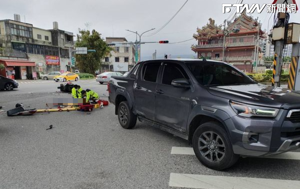 51歲的呂姓男子騎乘黃牌重機直行，疑似視線遭阻擋，發現對向皮卡貨車正要左轉已來不及，導致機車傾斜倒地，猛烈撞上皮卡。（圖／翻攝畫面）