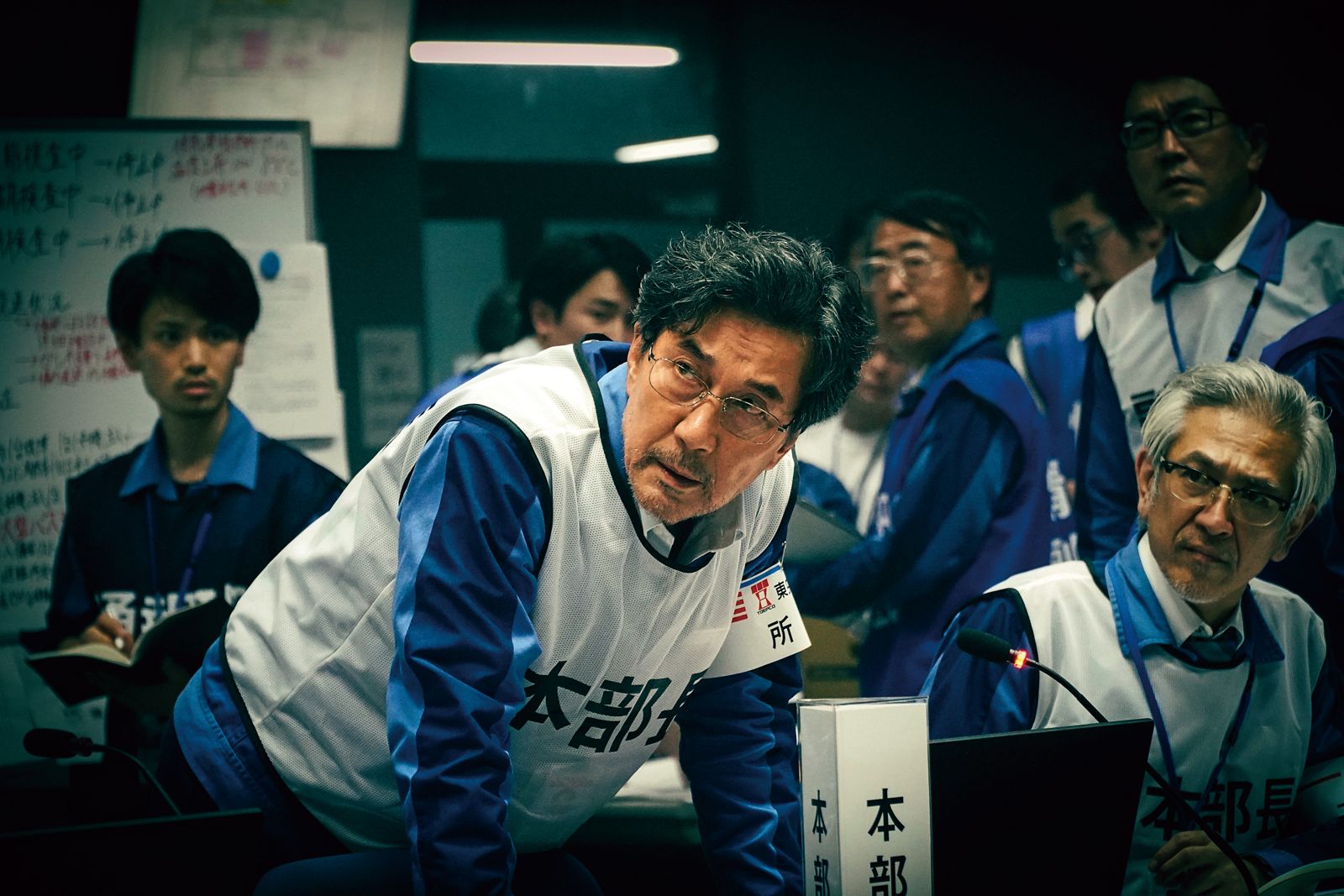 藝名的「役所」，日文指的是官廳（政府辦公室），但役所廣司鮮少演出公部門的角色，Netflix影集《核災日月》是他難得的例外。（Netflix提供）