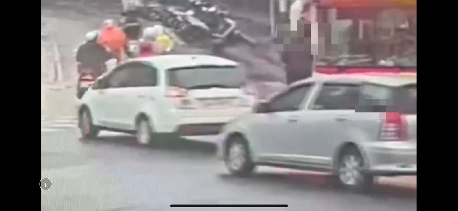 公車駕駛與路人街頭發生肢體衝突，上班車流一度受到影響。（翻攝畫面）