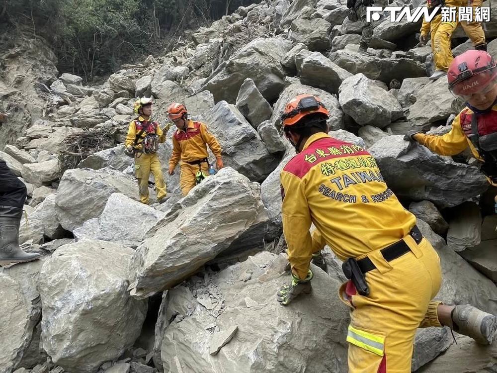花蓮強震搜救進入第3天，太魯閣砂卡礑步道仍有6人失聯，搜救隊伍5日上午在一處石堆發現2人，沒有生命跡象，搜救人員持續搶救。（圖／搜救人員提供）