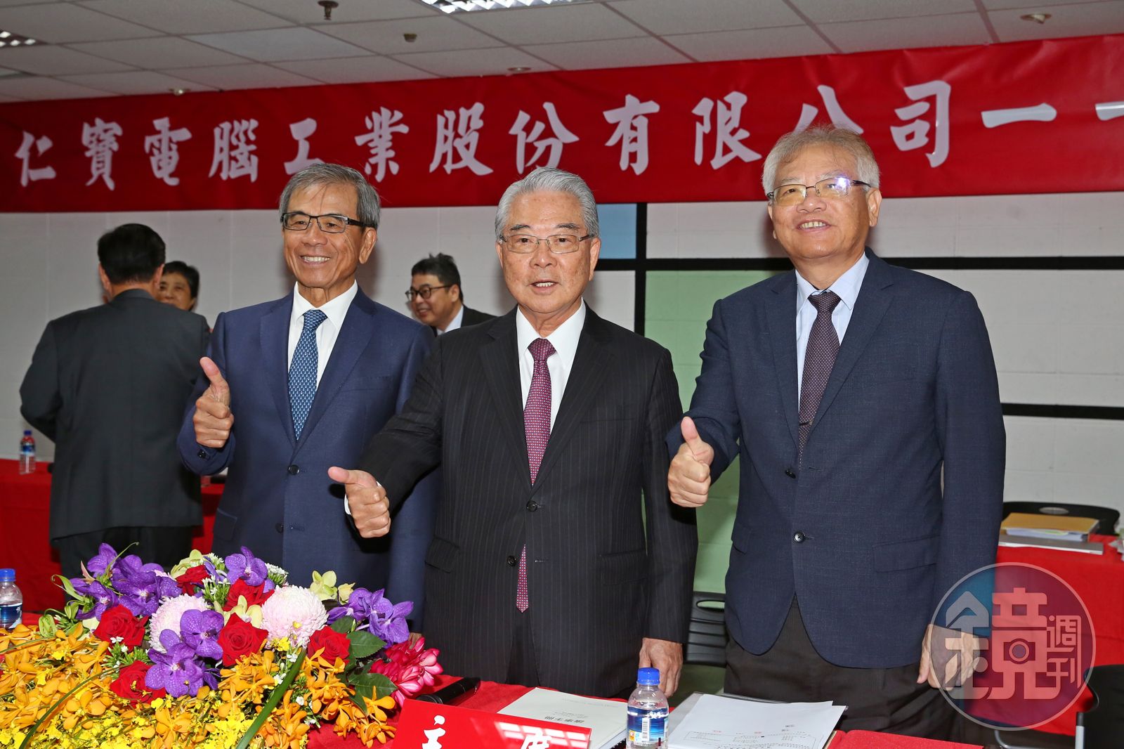 許勝雄（右二）將從仁寶退休，將花更多心力關懷社會。