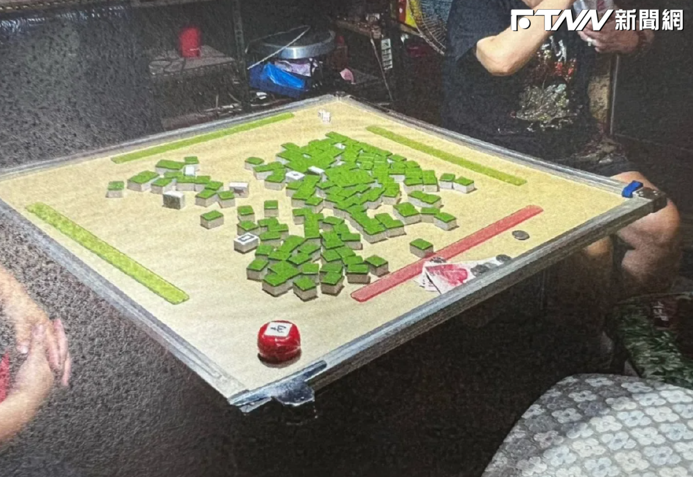 三峽警方破獲民宅聚賭，帶回11名賭客，賭場負責人馮女依《刑法》賭博罪移送偵辦。（圖／三峽警分局提供）