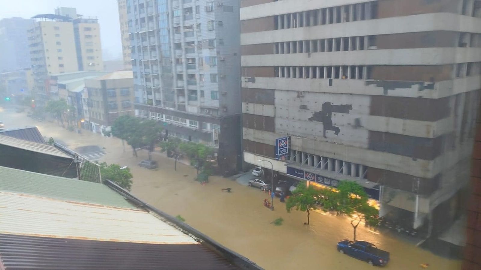 高雄慘變「水鄉澤國」災情頻傳，七賢路淹成河！陳其邁：約200件災害通報。（翻自高雄點臉書）