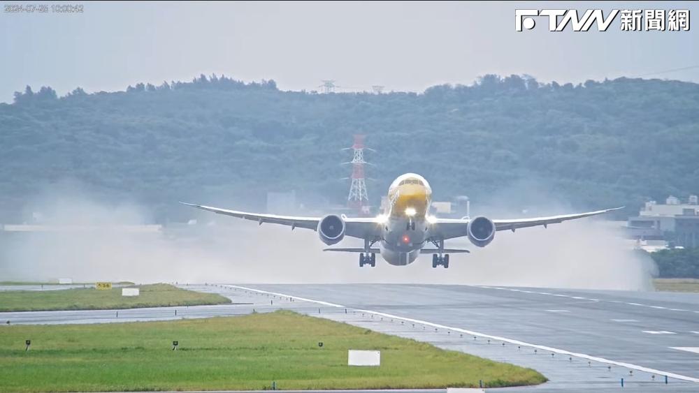 颱風大家在看什麼？「飛機起降」只排第二。（圖／桃園市觀旅局提供）