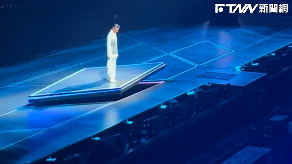 劉德華演唱會升降舞台傾斜。（圖／抖音：無錫安裝飾）