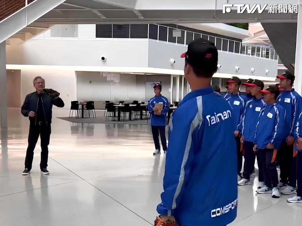 輝達執行長黃仁勳與台南小將大玩傳接球。（圖／台南市政府提供）