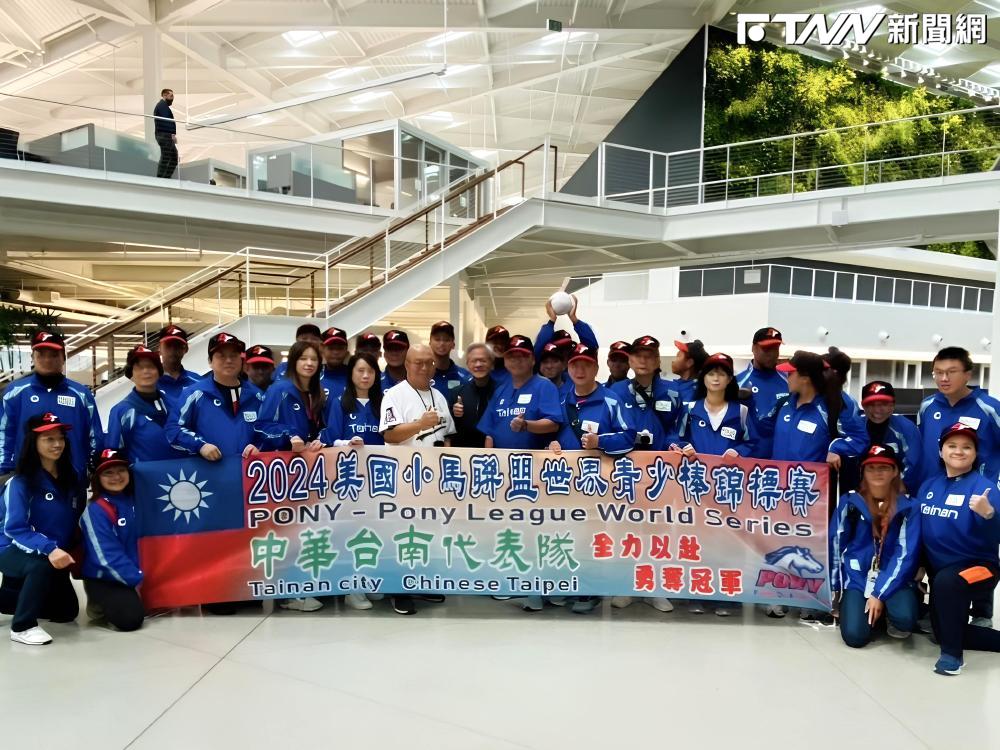 黃仁勳與選手在大廳合影留念時一起喊出「台灣加油」。（圖／台南市政府提供）