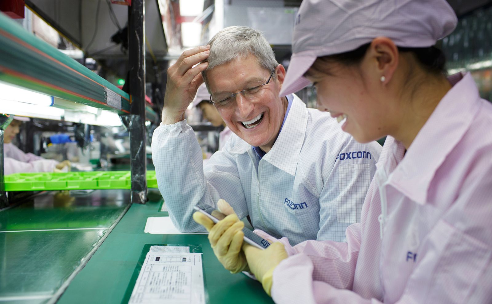 科技大廠蘋果（Apple）碳中和目標提前至2030年完成，其中75%要求供應鏈積極配合。左為蘋果執行長庫克。（翻攝自庫克推特）