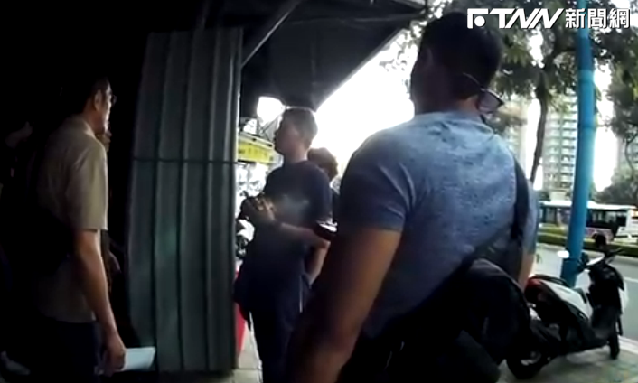 警方前往新北市淡水區拘提劉男到案。（圖／翻攝畫面）