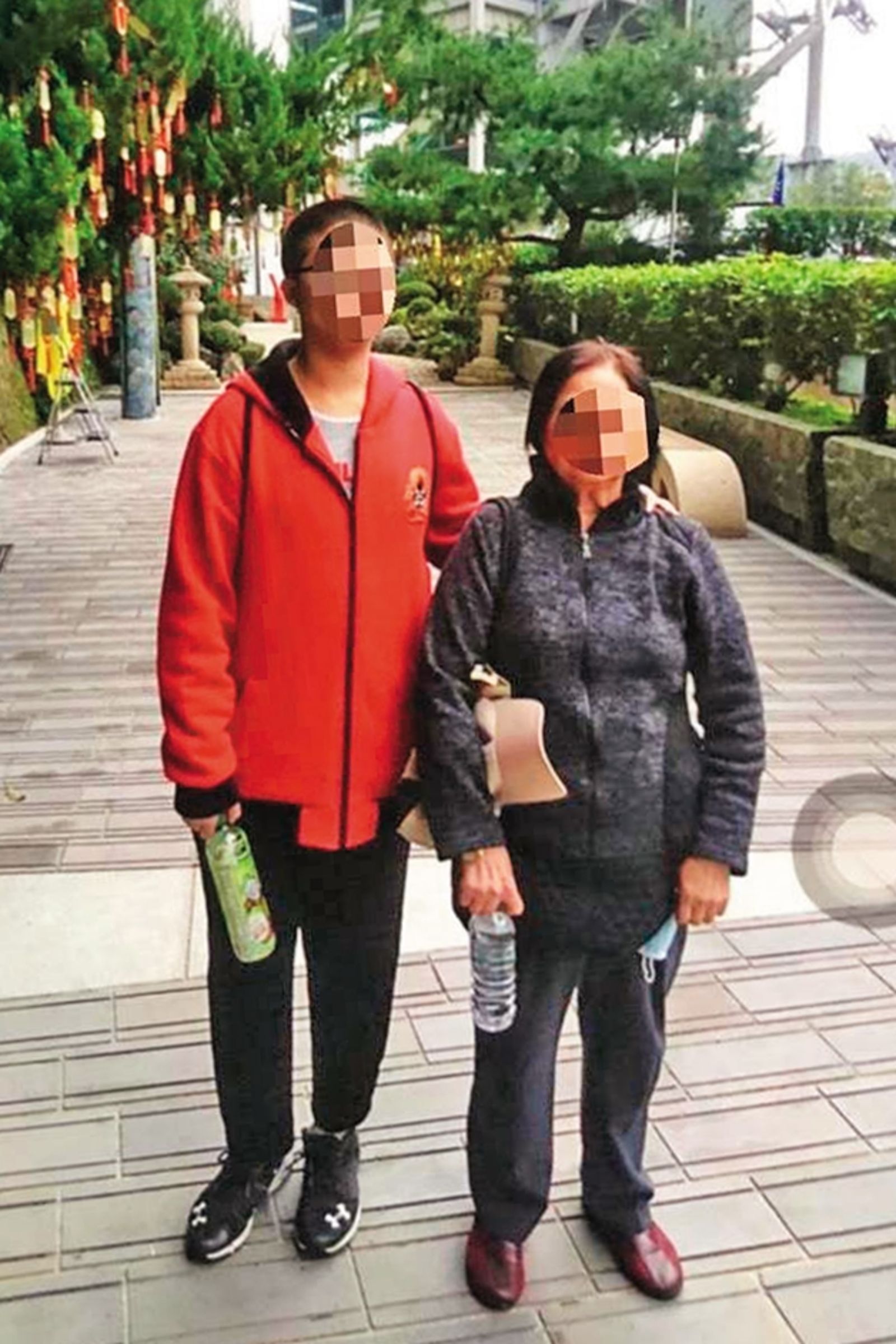 李盈達（左）因討錢遭拒，竟亂刀殺死養育他16年的阿嬤（右）。（翻攝畫面）