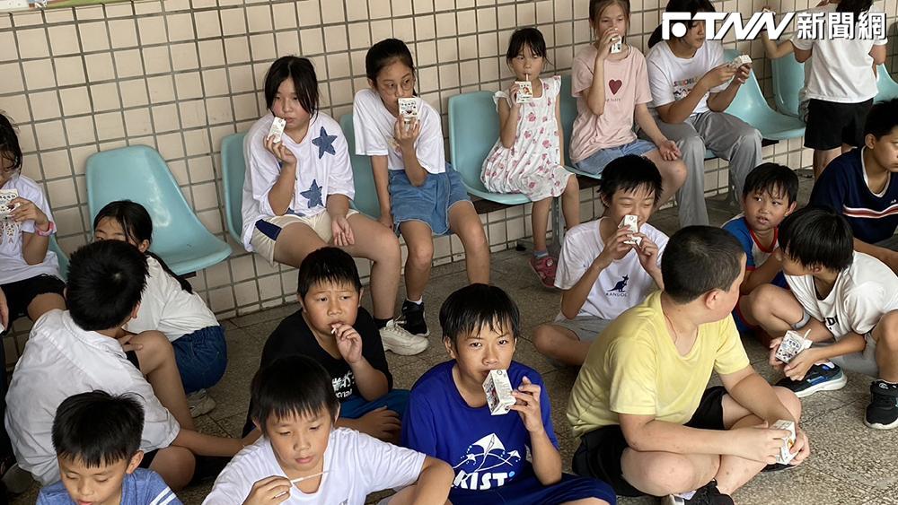 孩子們運動後開心喝牛奶補充體力。